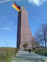 das gigantische Marineehrenmal in Laboe an der Ostsee.In diesem riesigen Turm befinden sich ausgestellte seltene Exponate aus der deutschen Marinegeschichte auch aus dem 1. und 2.Weltkrieg.
aufgenommen im Mrz 2008