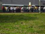 Der Rasen ist frisch gemht, die Fans sind auch schon zahlreich erschienen, fehlt nur noch ein Ball, die Spieler und die passende Werbelok;-)
Rheydt, April 2009