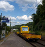 Der Rottenwagen/Gleiskraftwagen mit Ladekran SKL 26 LK - 26.1.034  Caroline  der Sendogan Bahndienste GmbH (Recklinghausen), ex DR/DB 26.1.034, fährt am 23 August 2025, mit je einem vorangestellten und angehangenen Gleiskraftwagenanhänger, durch den Bahnhof Scheuerfeld/Sieg in Richtung Köln. 

Der Gleiskraftwagen SKL 26 LK wurde 1992 von der Deutschen Reichbahn Gleisbaumechanik Brandenburg (heute GBM Gleisbaumechanik Brandenburg/H. GmbH) unter der Fahrgestell-Nr. 26.1.034 (Bauart 261) gebaut. Zum 01.01.1994 ging er zur DB AG als DB 26.1.034 über. Vermutlich Anfang 2020 ging er an die Sendogan Bahndienste GmbH.

Die letzte rein  ostdeutsche  Entwicklung eines Schwerkleinwagens war der SKL 26 LK. Das ab 1991 bei dem DR-Werk für Gleisbaumechanik (GBM) in Brandenburg (Havel) gebaute Fahrzeug war deutlich moderner als die bisherigen ost- und westdeutschen Fahrzeuge. Die Öffnung der DDR und die darauffolgende Wiedervereinigung erschlossen neue Beschaffungswege, so dass die Motoren und Getriebe in Westdeutschland bzw. im westeuropäischen Ausland bezogen wurden.

Das Fahrzeug wurde fast komplett neu konstruiert und hat nur geringe Ähnlichkeiten mit seiner Vorgängerbauart SKL 25. Die auffälligste Neuerung gegenüber seinem Vorgänger ist das neu entwickelte Führerhaus, das neben technischen Neuerungen ein deutlich moderneres Aussehen, größere Fensterflächen und Schiebetüren statt der zuvor verwendeten Klapptüren aufweist. Durch die Wiedervereinigung war es der DR nun auch möglich, Motoren, Getriebe und Ladekräne von Herstellern zu beziehen, die nicht in der DDR vertreten waren. So wurden neben Atlas-Kranen auch Motoren von MAN und Deutz eingebaut, die im SKL 26 verbauten Getriebe stammen von ZF und Clark. Im Gegensatz zum SKL 25 wurde keine Variante ohne Ladekran mehr angeboten. 

Die Höchstgeschwindigkeit beträgt 80 km/h und damit deutlich mehr als bei der Vorgängerbauart. Diese Anhebung war nötig, da die regulären Zuggeschwindigkeiten ebenfalls angestiegen waren und die älteren SKL somit eine Behinderung auf regulär befahrenen Strecken darstellten.

Die möglichen Kombinationen aus Motor und Getriebe führten zu vier Bauarten des SKL 26, die durch die Betriebsnummer unterschieden wurden: Die Bauartnummer 26 bezeichnet Fahrzeuge mit Deutz-Motoren (Deutz F6L413F), die Bauartnummer 29 diejenigen mit MAN-Motoren. Die anschließende Ziffer unterscheidet zwischen den Getrieben der Firmen ZF (26.1 bzw. 29.1) und Clark (26.2 bzw. 29.2). Trotz dieser Unterscheidungen ist die laufende Nummer der Fahrzeuge eindeutig.

Aus dem SKL 26 wurde 1994 die sehr erfolgreiche GAF-Baureihe entwickelt, die abweichend zu den bisherigen Nebenfahrzeugen über reguläre Zug- und Stoßeinrichtungen verfügt. Die Produktion des SKL 26 wurde daraufhin im folgenden Jahr eingestellt.

TECHNISCHE DATEN:
Gebaute Stückzahl: über 80
Spurweite:  1.435 mm (Normalspur)
Achsformel:  B
Länge über Kupplung:  7.780 mm 
Höhe: 3.310 mm
Breite: 2.600 mm
Achsabstand: 4.800 mm
Treibraddurchmesser:  750 mm
Leergewicht: 12.500 kg
Nutzlast: 5.000 kg
Zul. Anhängelast: 40 t
Höchstgeschwindigkeit: 80 km/h
Installierte Leistung: 118 kW (160 PS)
Motorentyp: Deutz F6L413F (Serie 29 mit MAN Dieselmotor)
Motorbauart: Luftgekühlter V6-Zylinder-Dieselmotor mit Turboaufladung
Bremse: indirekte Druckluft-Klotzbremse, Federspeicherbremse
Kupplungstyp: Mittelpuffer-Nebenfahrzeugkupplung (Rockinger Kupplung)
Zur Mitfahrt zugel. Personenanzahl: 6
