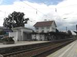 Der Bahnhof von  Prien am Chiemsee  von den Bahnsteigen aus gesehen.
Aufgenommen am 10. Juli 2009.