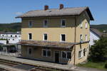 Der Bahnhof von  WERNBERG  an der Strecke  Regensburg-Hof  am 12. Mai 2025.