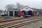 Lokschuppen und BW der Wangerooger Inselbahn  / SIW - Schifffahrt und Inselbahn Wangerooge (gehört zur DB Fernverkehr AG) beim Inselbahnhof  „Wangerooge“ am 12 März 2024. 