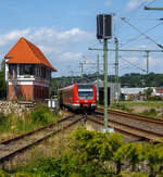 Der vierteilige elektrische Triebzug 422 572-8 / 422 072-9 der S-Bahn Rhein-Ruhr (Betreiber DB Regio NRW), der Linie S9 von Gladbeck über Essen Hbf nach
W-Vohwinkel, passiert am 18 Juli 2015 gerade das ehemalige Stellwerk Essen-Kupferdreh bzw. den alten Bahnhof Kupferdreh und erreicht so bald den neuen Haltepunkt Essen-Kupferdreh.
