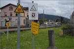 Wenn man hier mal wsste, was man will. Ein Schilderwald verleitet zum Wegschauen. Und das Schild des Brgermeisters ist schlicht gelogen. Denn der Umweg von 300 m zum Umsteigen oder auf die andere Dorfseite ist ziemlich unzumutbar. Das Tor, das hufiger umgangen wird ist wohl besser zwischen den Zgen geffnet. Der von den Behrden verordnete Weg verleitet wohl eher zum illegalen Gleisbertritt, statt fr mehr Sicherheit zu sorgen. Im Prinzip die blanke Verhhnung der Fahrgste, so wird Biberach (Baden) kein Vorbild. August 2025.