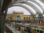 Detailansicht 2 des Dresdener Hbf mit IC Zug noch, welcher gleich weiter anch Karlsruhe fhrt. 02.08.2006