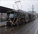Schmucke Duewag-Straenbahn 229 mit Niederfluranteil am Hauptbahnhof Freiburg. Juli 2024.