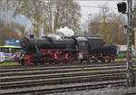 Weihnachtsmarktbesuch der EFZ.

52 7596 wird im in strmendem Regen auf dem ehemaligen Hafengleis im Bahnhof Konstanz abgeschmiert. Dezember 2024.