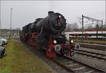 Weihnachtsmarktbesuch der EFZ.

52 7596 rangiert in strmendem Regen zur Restauration der Wasservorrte auf das ehemalige Hafengleis im Bahnhof Konstanz. Im Hintergrund ist der Wiesentler RABe 521 001 auf dem ehemaligen Lokschuppengleis geparkt. Dezember 2024.