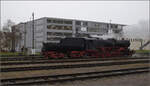 Weihnachtsmarktbesuch der EFZ.

52 7596 rangiert in strmendem Regen zur Restauration der Wasservorrte auf das ehemalige Hafengleis im Bahnhof Konstanz. Dezember 2024.