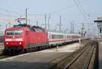 120 113-6 kommt hier mit einem ICE-Ersatzzug in den Leipziger Hbf reingefahren. 04.04.2009
