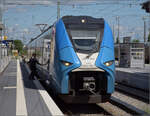 Der bayrisch blau-weie Averio-Mireo 2463 006 in Nrdlingen zur Weiterfahrt nach Donauwrth. Juni 2025.