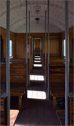 4. Nrdlinger Eisenbahnfest.

Bayerischer Abteilwagen 4. Klasse, es sind ausreichend Sitzpltze vorhanden, diese allerdings sind unbequemes Holz in Kistenform. Stehen musste man offenbar nur bei vollen Zgen, die Wagen waren wohl vollstndig mbliert und nicht wie in Preuen nur entlang der Wnde. Eigentlich Reisen wie heute, nur fehlte seinerzeit die ausgefallene Klimaanlage. Nrdlingen, Juni 2025.