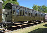 4. Nrdlinger Eisenbahnfest.

Der Abteilwagen 3. Klasse gehrte zur Gattung C-21 und wurde 1925 von der Wumag an die Lbeck-Bchner-Eisenbahn geliefert, die ihn mit der Nummer 625 einreihte. Nach deren Verstaatlichung bekam er die zweitbesetzte Nummer 45 410 M. Ab 1963 wurde er als bei der DB als Wohn- und Schlafwagen genutzt und entkam daher seiner Verschrottung. Nrdlingen, Juni 2025.