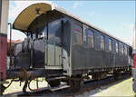 4. Nrdlinger Eisenbahnfest.

Diese Donnerbchse gehrt zur Gattung CDi-23. Der Wagen wurde 1923 von Wegmann geliefert, die 4. Klasse wurde lediglich umbenannt, somit war er ein CCid-23. Bei der Nummernvereinheitlichung 1930 bekam er die Nummer 98 001 Frankfurt. Im Jahr 1934 wurde der nur beschriftungstechnisch abgeschafften 4. Klasse ein Ende bereitet und das Abteil zu einem Traglastenabteil umgebaut. 1963-1983 rettete ihn das Dasein als Wohn- und Schlafwagen. Nrdlingen, Juni 2025.