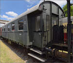 4. Nrdlinger Eisenbahnfest.

Diese Donnerbchse hat geschlossene Plattformen beim Einstieg und gehrt zur Gattung Bi-29 und ist ein Ganzstahl-Austauschwagen (alle Teile vereinheitlicht und herstellerunabhngig austauschbar). Der Wagen wurde 1930 von Fuchs geliefert und bekam nur kurz spter die Nummer 28 684 Karlsruhe. Er war bis 1964 bei der DB in Betrieb. Nrdlingen, Juni 2025.