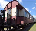 4. Nrdlinger Eisenbahnfest.

Diese Donnerbchse hat geschlossene Plattformen beim Einstieg und gehrt zur Gattung Bi-29 und ist ein Ganzstahl-Austauschwagen (alle Teile vereinheitlicht und herstellerunabhngig austauschbar). Der Wagen wurde 1930 von LHB geliefert und bekam nur kurz spter die Nummer 27 237 Erfurt. Im Jahr 1938 wurde er zu einem BCi-29a umgebaut. Mit Umweg ber die BB bis 1982 kam der Wagen zum BEM, offenbar entging er in sterreich dem Umbau zu einem Spantenwagen. Nrdlingen, Juni 2025.