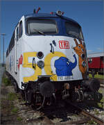 4. Nrdlinger Eisenbahnfest.

Das diesjhrige Objekt der Begierde: Die Elefantenlok zum 50. Geburtstags des blauen Elefanten. TRI machte es mglich und ergriff die Initiative. Selbstredend, dass eine Bgelfalte dekoriert wurde. Auswhlt wurde 110 469. Nrdlingen, Juni 2025.