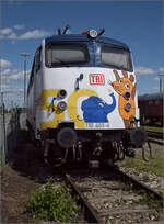 4. Nrdlinger Eisenbahnfest.

Das diesjhrige Objekt der Begierde: Die Elefantenlok zum 50. Geburtstags des blauen Elefanten. TRI machte es mglich und ergriff die Initiative. Selbstredend, dass eine Bgelfalte dekoriert wurde. Auswhlt wurde 110 469. Nrdlingen, Juni 2025.