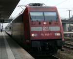 101 053 mit dem IC  Rottaler Land  nach Hamburg-Altona bei der Einfahrt in Regensburg Hbf, 14.03.2009