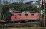 Re 4/4 II 11153 aus der ersten Serie rangiert lange vor der Abfahrt vor den Nightjet. Singen, August 2024.