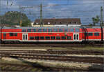 Dosto D-DB 50 80 26-81 287-7 DBpza der Schwarzwaldbahn hinter 146 235 in Singen. August 2024.