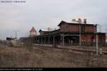 Die Bahnsteigseite des Bahnhofs Bad Freienwalde. Der linke Bahnsteig wird schon lange nicht mehr genutzt, am Bahnhofsgebude hlt noch die ODEG (01.03.2009).