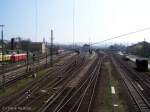 Blick auf das Bahnhofsgelnde. In der Mitte befinden sich die Bahnsteige, links die beiden Drehscheiben, wovon jedoch nur noch eine in Betrieb ist. Rechts die Gleise zum Rbf (Bebra, 11.04.2007)