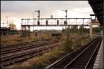 An dieser Stelle liefen 1891 die Strecken der Anhalter und Dresdener Bahn zusammen und es wurde nach 1952 berlegt alle sdlich gelegenen Gterbahnhfe zu ersetzen. Heute sind nur noch wenige Gleise sporadisch im Betrieb und die Anlage macht einen trostlosen Eindruck der durch das herbstliche Wetter noch verstrkt wird (Berlin Tempelhof 04.10.2009)