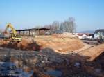 Die ersten Bauarbeiten fr den neuen Bahnhof beginnen bereits. Neue Rohre werden verlegt, Tunnel fr die Zufahrten fr die dort ansssigen Firmen mssen gebaut werden. Man sieht hier noch den Gterbahnsteig (Eschwege, 26.03.2007)