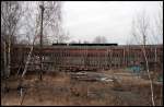 Blick auf den ehemaligen Ringlokschuppen von dem die drei rechten sogar einmal Fahrdraht hatten. Heute verfllt die Anlage (Bw Pankow-Heinersdorf, 03.03.2009)