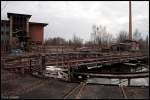 Die Drehscheibe bediente den Ringlokschuppen. Links ist das ehemalige Verwaltungsgebude in dem auch eine Kche fr die Angestellten eingerichtet war (Bw Pankow-Heinersdorf, 03.03.2009)