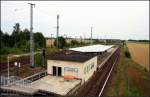 Blick auf den S-Bahnhof. Links die Regionalbahnsteige die seit 1995 nicht mehr angefahren werden. Der Zugang ist auch wegen Baumngeln inzwischen gesperrt (Schnflie, 17.07.2009)