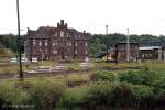 Das Verwaltungsgebudes des Bahnhofs. Rechts das Stellwerk RS II und die Fugngerbrcke zum Bahnsteig (Rbf Wustermark, 11.07.2008)