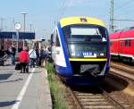 Gerade eingefahren und schon strmen die Menschen in den Zug. Hier steht die Lausitzbahn nach Zittau am Gleis 3 des Cottbuser Hbf bereit. 13.05.2008
