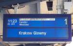 Moderne Zugzielanzeige des EC 241 nach Krakow Glowny im Cottbuser Hbf am 13.05.2008.