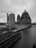 Die Reste des Palastes der Republik im Vordergrund und der Berliner Dom in Hintergrund. 
Nov. 2008