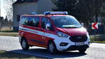 Ein neuerer FORD TRANSIT Transporter der Feuerwehr vom Institut für Brand- und Katastrophenschutz Heyrothsberge (Sachsen-Anhalt) am 20.03.25 Höhe Bahnübergang Bahnhof Rodleben.