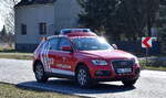 EIN SUV AUDI Q5 quattro (Baujahr 2016) als Einsatzfahrzeug  01/17-02  der Berufsfeuerwehr Magdeburg (wird hauptsächlich vom Sachgebiet abwehrender Brandschutz (AB) genutzt), stationiert auf der Feuerwache Nord am 20.03.25 Höhe Bahnübergang Bahnhof Rodleben.