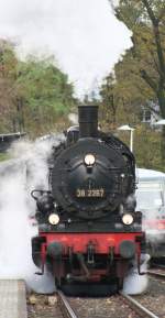 Qualment kam die 38-2267 in Solingen Schaberg heute eingefahren . Sie war fr das Mngstener Brckenfest 2009 als Sonderzug im Einsatz 
