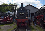 4. Nrdlinger Eisenbahnfest.

38 2267 darf ein wenig auf dem Gelnde rangieren. Juni 2025.