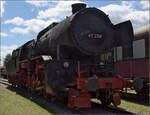 4. Nrdlinger Eisenbahnfest.

Zum Unterschied zur DB-Baureihe 042 hier die echte BR 42 in Form der 42 2768. Diese Baureihe war wie die 52 eine Kriegslok, der Serienbau wurde aber spter begonnen und war deshalb weniger bedeutend. Auch wurde sie deutlich frher wieder ausgemustert. Darum sind nur noch wenige Exemplare vorhanden, davon in Deutschland keine betriebsfhig. Der dickere Kessel ist das Unterscheidungsmerkmal zur 52. 42 2768 wurde erst im Jahr 1949 von der Wiener Lokfabrik Florisdorf unter der Fabriknummer 17654 geliefert. Bereits 1952 kam sie nach Bulgarien. 1994 wurde die die Lok vom BEM nach Nrdlingen gebracht und uerlich aufgearbeitet. Juni 2025.