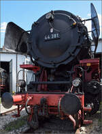 4. Nrdlinger Eisenbahnfest.

Der Jumbo 44 381 hatte echten Blickkontakt zur Elefantenlok. Diese Lok war bei der DB auf l-Feuerung umgestellt worden und erhielt dort spter die Computernummer 043 381-3. Mit 043 war die Baureihenbezeichnung der unrund laufenden Zweizylindervariante BR 43 belegt worden, jene war nicht in Serie gebaut worden. Juni 2025.