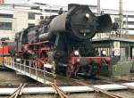 52 8106 auf der Drehscheibe, aufgenommen beim Lokschuppen fest in Siegen am 24.10.09