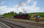 Abschiedfahrten von 52 7596.

Rangierfahrt an den Zug nach dem Wasserfassen in Lauchringen. Mai 2025.