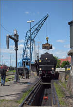 4. Nrdlinger Eisenbahnfest.

Reko-Lok 52 8128 bei der Bekohlung. Juni 2025.