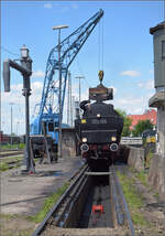 4. Nrdlinger Eisenbahnfest.

Reko-Lok 52 8128 bei der Bekohlung. Juni 2025.