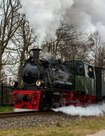 Die Jung Schmalspur Dampflok 20  Haspe  der Selfkantbahn bzw. Interessengemeinschaft Historischer Schienenverkehr e. V. (IHS) zieht ihren Personenzug am 31 März 2013 bei Birgden in Richtung Gillrath. 

Fahrzeuggeschichte:
Die Dampf-Tenderlokomotive wurde 1956 von der Arnold Jung Lokomotivfabrik GmbH, Jungenthal bei Kirchen an der Sieg unter der Fabriknummer 12783 und an die 900 mm-Werksbahn der Klöckner-Hütte in Hagen-Haspe. Im Zuge der Stillegung der Hasper Hütte kaufte die IHS 1972 auch die 20 und 21 und lies diese in der Werkstatt der DVG (Duisburger Verkehrsgesellschaft AG) auf 1.000 mm umspuren. 1980 Taufe auf den Namen „Haspe“.

Neben den schmalspurigen Kleinbahnen gab es eine große Anzahl schmalspuriger Werks- und Industriebahnen. Für diese Betriebe entwickelten einige Lokomotivfabriken nach dem Baukastensystem Typenreihen für Lokomotiven verschiedener Spurweiten und Leistungsklassen. Die Lokomotivfabrik Jung in Jungenthal/Sieg besaß ein solches Programm schon in den Zwanzigerjahren. Diese Maschinen der  Standardkollektion  vom Typ 200 PS konnten nach Katalog bestellt werden. Während des 2. Weltkrieges durften nur noch Lokomotiven eines Standardprogramms, die Kriegsdampflokomotiven (KDL), von Lokomotivfabriken im deutschen Machtbereich hergestellt werden.

Aus dem Typ KDL 10 dieses Programms abgeleitet, lieferte Jung 1956 drei Maschinen an die 900 mm-Werksbahn der Klöckner-Hütte in Hagen-Haspe. Die robuste Bauart der Dampflokomotiven 19, 20 und 21 bewährte sich auch im harten Betriebseinsatz bei der Hasper Hütte. Im Frühjahr 1970 entschloss sich die IHS, die gerade abgestellte Lok 19 zu erwerben. Nach dem Umbau auf eine Spurweite von 1.000 mm wurde die Lok ab dem 10. Juli 1971 auf der Selfkantbahn eingesetzt.

Im Zuge der Stillegung der Hasper Hütte 1972 kaufte die IHS auch noch die beiden freiwerdenden Schwestermaschinen 20 und 21. Ihre Namen erhielten die Lokomotiven erst bei der Selfkantbahn, 1980 wurde die Lok 20 auf den Namen  Haspe , 1986 die Lok 21 auf den Namen  Hagen  getauft. Die politische Wende in der DDR im Jahre 1989 machte es dann möglich, daß die Lok 20 im Jahre 1991 als eine der ersten Museumsdampflokomotiven in der Werkstätte des ehemaligen VEB Mansfeld-Kombinats Wilhelm Pieck des Mansfelder Bergbaureviers eine große Revision erhielt. Die Lok 19 ist seit 1977 abgestellt, die Lok 21 befindet sich seit langer Zeit in Aufarbeitung.

Konstruktive Merkmale:
Die Lokomotiven haben einen Wassertank im Rahmen und Kohlenkästen vor dem Führerhaus. Sie haben Heusinger-Steuerung und Kolbenschieber. Der Antrieb erfolgt auf die zweite Achse. Die Druckluftbremse und die Beleuchtungsanlage wurden erst für die Selfkantbahn eingebaut. Ursprünglich war ein Pufferbügel und ein darüber angeordneter Kupplungshaken vorhanden, bei der Selfkantbahn erhielten die Lokomotiven eine Balancierhebel-Kupplung „Sylter Bauart“, diese
wurden ab 1976 „Standard-Kupplung“ der Selfkantbahn.

TECHNISCHE DATEN:
Baujahr: 1956
Hersteller: Arnold Jung Lokomotivfabrik GmbH, Jungenthal bei Kirchen a. d. Sieg
Fabriknummer: 12783
Kessel-Nr. seit Dez. 12784 von Lok 21 (zuvor 12783)
Spurweite: 1.000 mm (ehemals 900 mm)
Achsanordnung: Bn2t
Typ: 200 PS, abgeleitet von KDL 10
Länge über Puffer: 7.200 mm
Breite 2.300 mm
Höhe: 3.200 mm
Achsabstand: 1.800 mm
Raddurchmesser: 800 mm (neu)
Gewicht der Lok: 22,0 t
Höchstgeschwindigkeit: 30 km/h
Zugkraft: 58 kN
Leistung: 200 PS
Zylinderanzahl: 2 (Ø 350 mm x 400 mm Hub)
Rostfläche: 1,00 m²
Heizfläche: 52,5 m², 126 Heizrohre 44,5 x 2,5
Kesseldruck: 13 bar
Kohlevorrat: 0,3 t
Wasservorrat (im Rahmen): 1,6 m³
Bremse: K-PmZ (urspr. Dampf) / Wurfhebel, Bremsgewicht 7 t
Kupplung: Sylter Puffer
