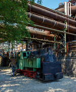 Die 785 mm Schmalspur-Dampflokomotive Nr. 20 der Vlklinger Htte (ehem. Rchling'schen Eisen- und Stahlwerke GmbH in Vlklingen/Saar, ab 1982 ARBED-Saarstahl GmbH, ab 1986 Saarstahl Vlklingen GmbH) hier am 01 Juli 2025 abgestellt, mit dem Schlackewagen 127 (mit Kbel ARBED 219), als Denkmal beim Biergarten Vlklinger Htte. Heutiger Eigentmer ist die Initiative Vlklinger Htte e.V..

Die Dampflok vom Typ Krauss XXXII kk wurde 1904 von Krauss & Comp. in Mnchen unter der Fabriknummer 5168 gebaut und an die RESW - Rchling'sche Eisen- und Stahlwerke AG in Vlklingen geliefert und dort als Lok  21  in den Bestand eingereiht. Spter tauschte sie mit ihrer Schwesterlok 20 die Betriebsnummer und wurde fortan als Lok  20  eingesetzt. 1978 erfolgte die Aufstellung auf einem Spielplatz in Vlklingen-Ludweiler. Im Oktober 1990 bernahm Carreau Wendel vom Muse du bassin houllier Lorrain im franzsischen Moselle die Lok als Ausstellungsstck. Von dort konnte sie 1997 nach Vlklingen zurck und nach einer uerlichen Aufarbeitung 1998 von der Initiative Vlklinger Htte e.V. in der Alten Vlklinger Htte aufgestellt werden.

Auf dem ehemals 20,4 km langen Schmalspurnetz der Htte (Spurweite 785 mm) verrichteten bis zu 17 Dampflokomotiven ihren Dienst. Auf der Stahlwerksseite transportierten sie die Schlacke zur Thomasmhle. Die Unterfhrungen 2 und 3 dienten dem Transport von Stahlblcken und allgemeinen Gtern zur Versorgung des Walzwerks auf der Eisenwerkseite und dem Abtransport der Walzprodukte. Im Hochofenbereich wurde die Abfuhr der Hochofenschlacke zur Schlackenbrechanlage auf der anderen Saarseite durchgefhrt.

Wegen des neuen Stahlwerks, das im Dezember 1980 in Betrieb ging, waren umfangreiche Umbaumanahmen notwendig. Der Roheisenkanal wurde tiefer gelegt, die Verbindung zum alten Stahlwerk unterbrochen und im Bereich des Hochofens 6 musste ein neuer Gleisanschluss hergestellt werden. Dadurch musste fr die schmalspurige Schlackenbahn eine Hubbrcke gebaut werden, da sich Schmalspurgleis und Roheisengleis auf unterschiedlichem Niveau befinden.

Die baugleiche Lokomotive 21 ist auch vorhanden, sie steht mit zwei Schlackenwagen am Ausgang des Schlackenkanals auf der abgesenkten Hubbrcke in Richtung Schlackenbrechanlage. Leider konnte ich diese nicht entdecken.

TECHNISCHE DATEN der Lok 20 und 21 
Hersteller: Krauss & Comp., Mnchen
Typ: XXXII kk
Baujahr: 1904
Spurweite: 785 mm (Schmalspur)
Achsfolge: B
Lnge: 5.400 mm
Achsabstand: 1.400 mm
Triebraddurchmesser: 680 mm (neu)
Breite: 1.800 mm
Hhe: 2.650 mm
Dienstgewicht: 16 t
Hchstgeschwindigkeit: k. A. 
Leistung: 80 PS
Zugkraft: 3 t
Zylinder: 2 Stck,  260 mm x 380 mm Hub
Dampfdruck: 14 bar
Heizflche: 20,62 m
Rostflche: 0,43 m“
Anzahl Siederohre: 80 Stck
Durchmesser Siederohre: 39/42 mm
Lnge Siederohre: 2.510 mm
Wasservorrat: 1.400 l (1,4 m)
Kohlenvorrat: 300 kg