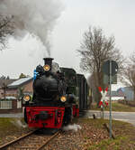Die Jung Schmalspur Dampflok 20  Haspe  der Selfkantbahn bzw. Interessengemeinschaft Historischer Schienenverkehr e. V. (IHS) zieht ihren Personenzug am 31 März 2013 bei Birgden in Richtung Gillrath. 

Fahrzeuggeschichte:
Die Dampf-Tenderlokomotive wurde 1956 von der Arnold Jung Lokomotivfabrik GmbH, Jungenthal bei Kirchen an der Sieg unter der Fabriknummer 12783 und an die 900 mm-Werksbahn der Klöckner-Hütte in Hagen-Haspe. Im Zuge der Stillegung der Hasper Hütte kaufte die IHS 1972 auch die 20 und 21 und lies diese in der Werkstatt der DVG (Duisburger Verkehrsgesellschaft AG) auf 1.000 mm umspuren. 1980 Taufe auf den Namen „Haspe“.