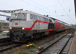 218 497+101 068 mit IC 2261(Greifswald-Hamburg)am 27.12.2025 im Rostocker Hbf.